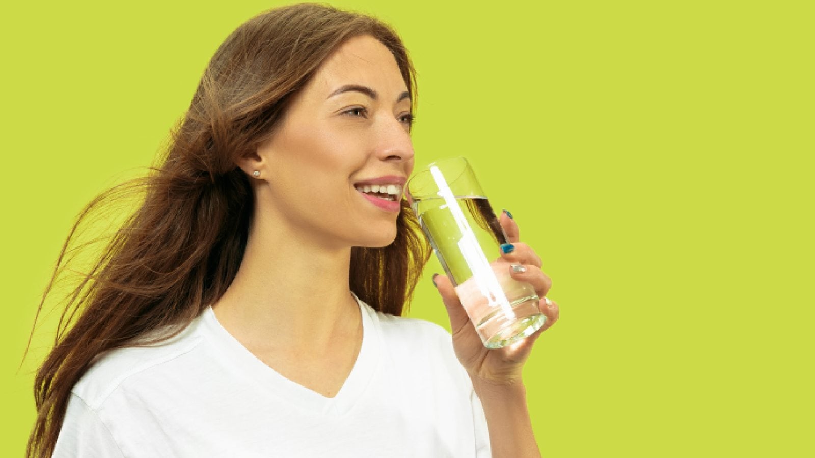 পরিষ্কার ত্বকের জন্য সকালের 7টি সেরা Detox Water Recipe | ডিটক্স ওয়াটার রেসিপি 2 একজন মহিলা জল পান করছেন